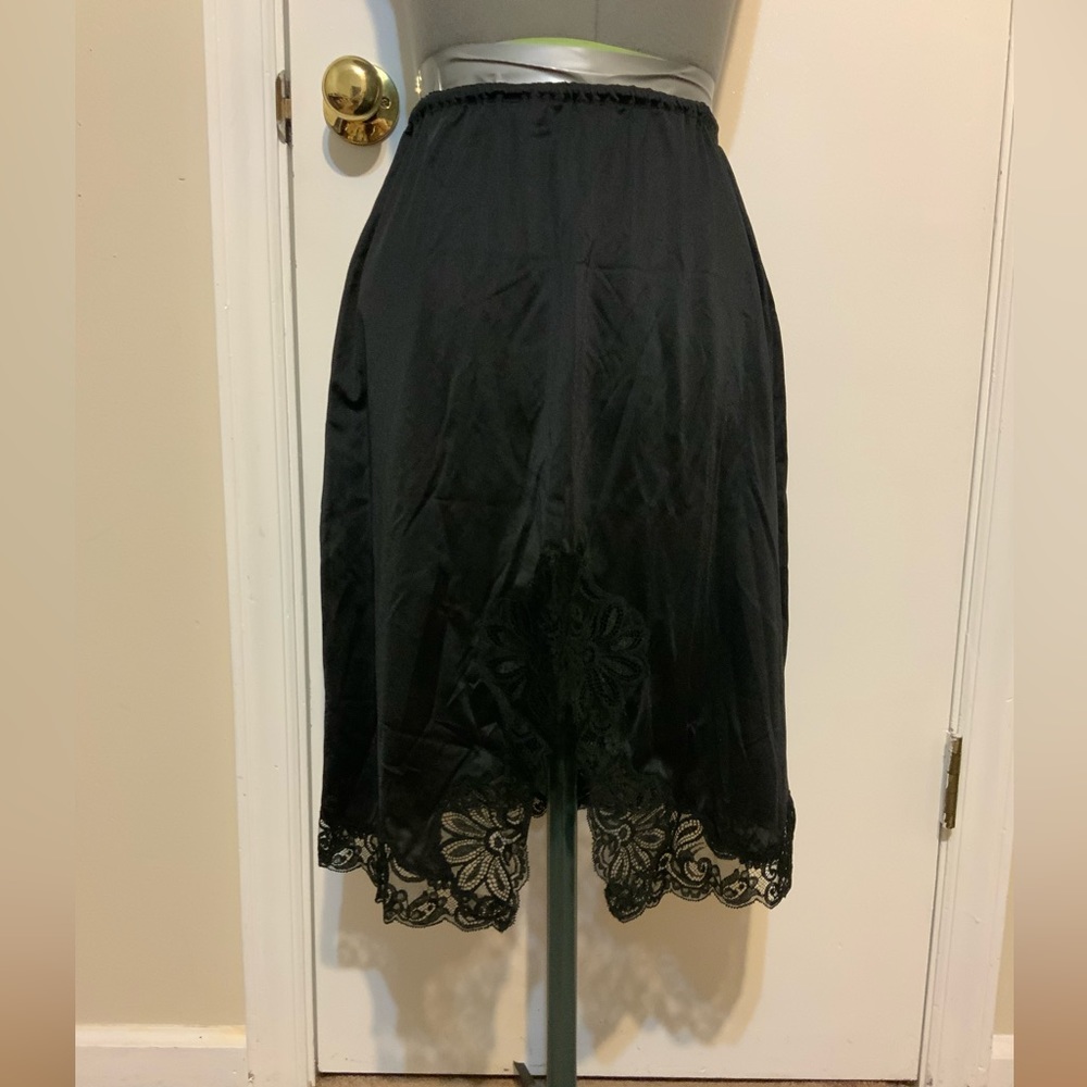 Like New Shadow Line Lace Trim Black Half Slip
